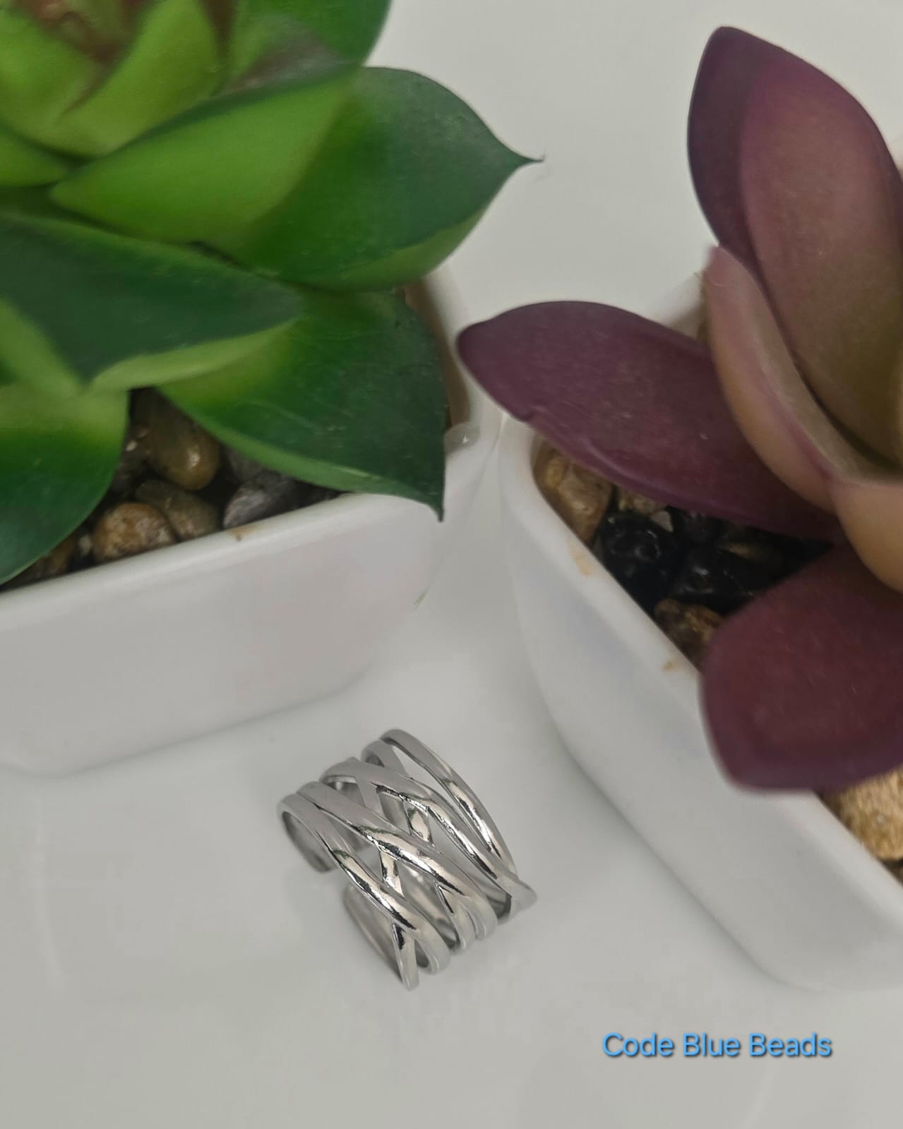 Criss cross adjustable ring